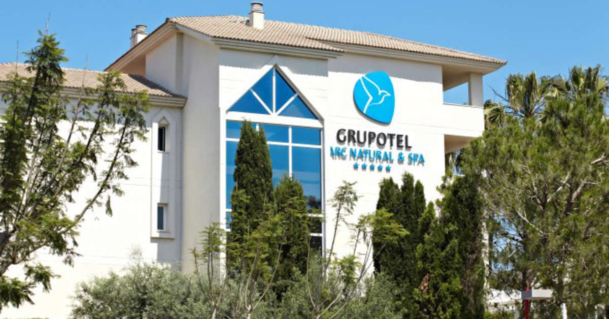 Een foto van de buitenkant van Grupotel Parc Natural & Spa