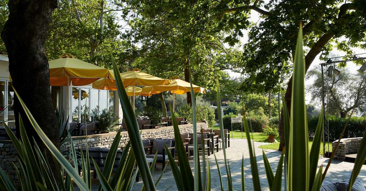 Een foto van het terras bij Makryammos Bungalows
