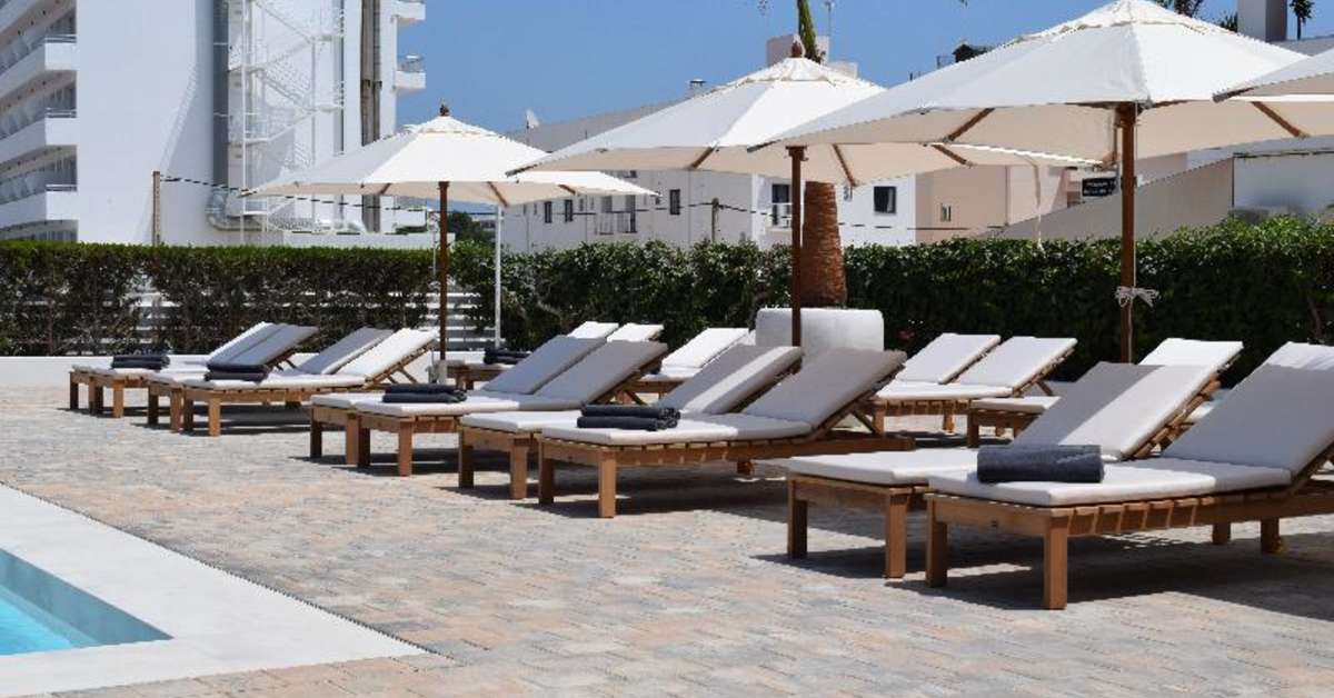Een foto van het terras bij Anfora Ibiza Hotel