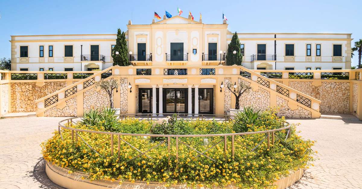 Een foto van de buitenkant van Delfino Beach Hotel