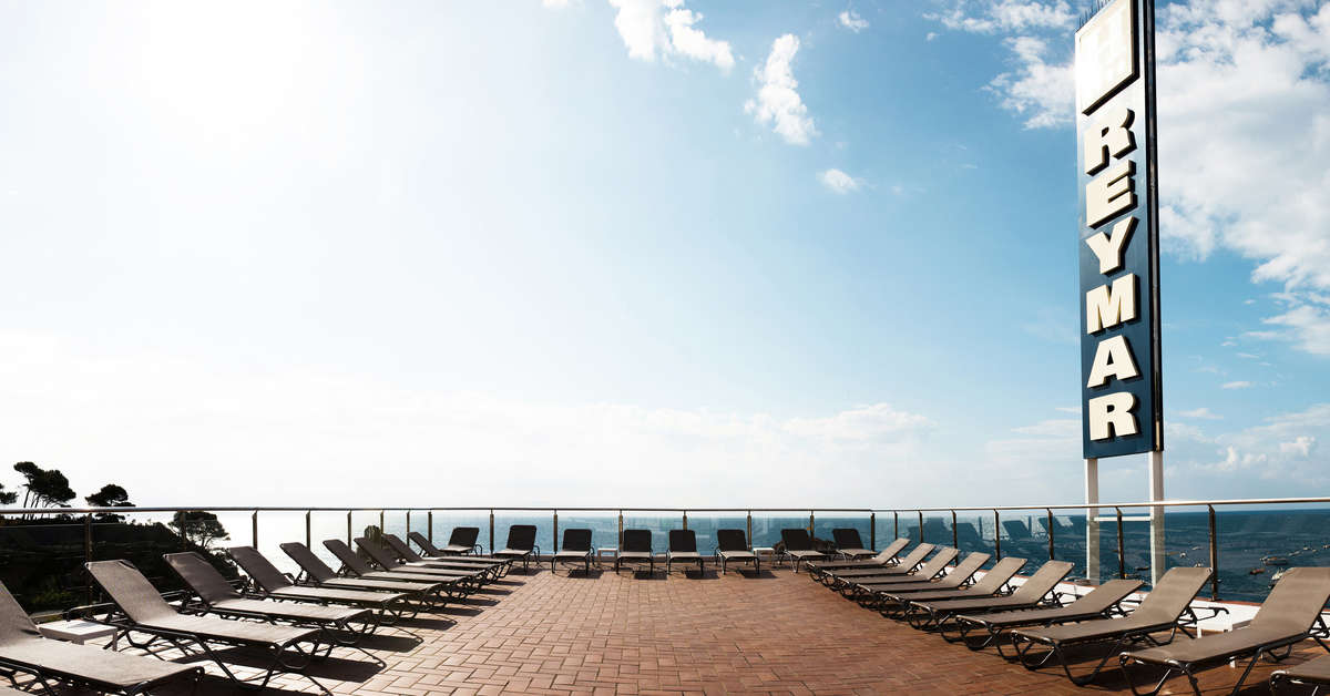Een foto van het terras bij Gran Hotel Reymar