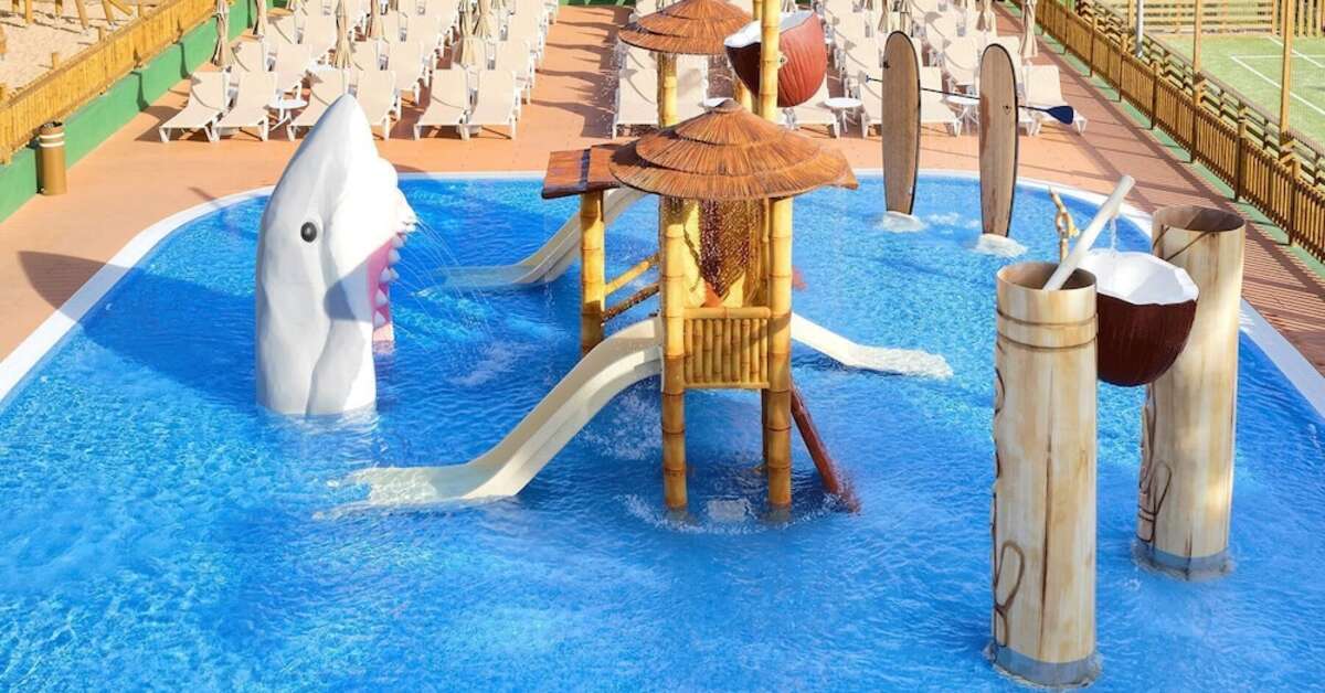 Een foto van het zwembad bij Servatur Waikiki