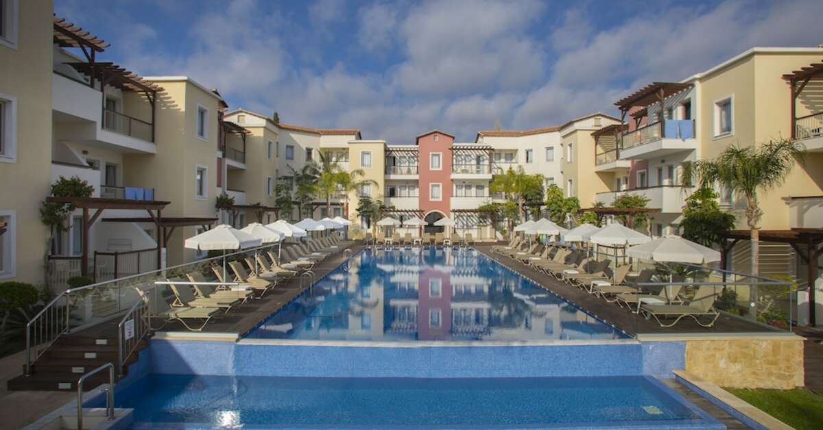 Een foto van het zwembad bij Louis Althea Beach