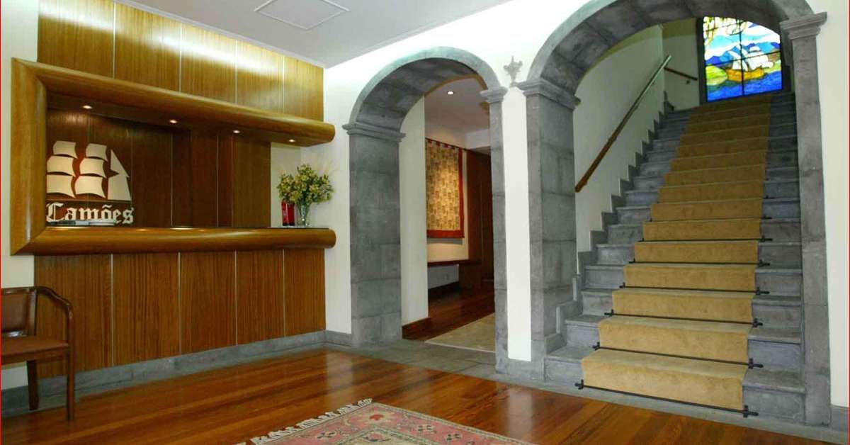 Een foto van het interieur van Camoes Hotel