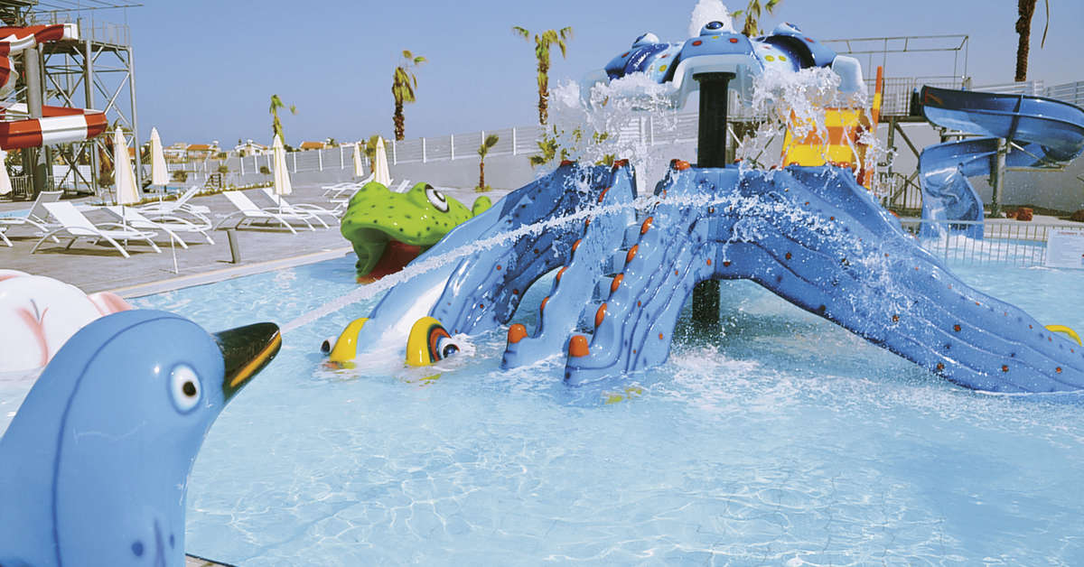 Een foto van het zwembad bij The King Evelthon Beach Hotel & Resort