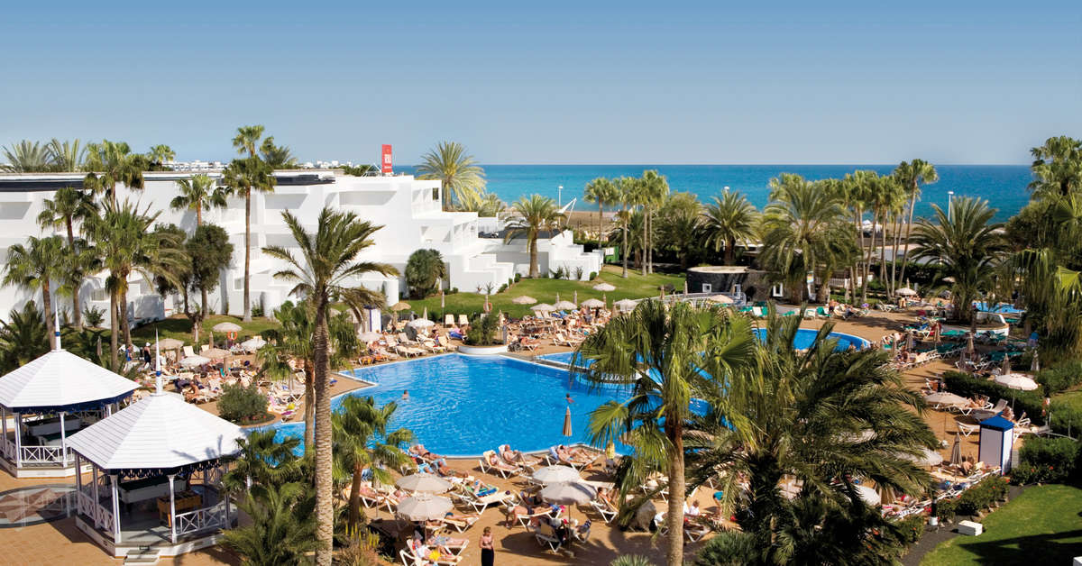 Een foto van het zwembad bij Riu Paraiso Lanzarote Resort