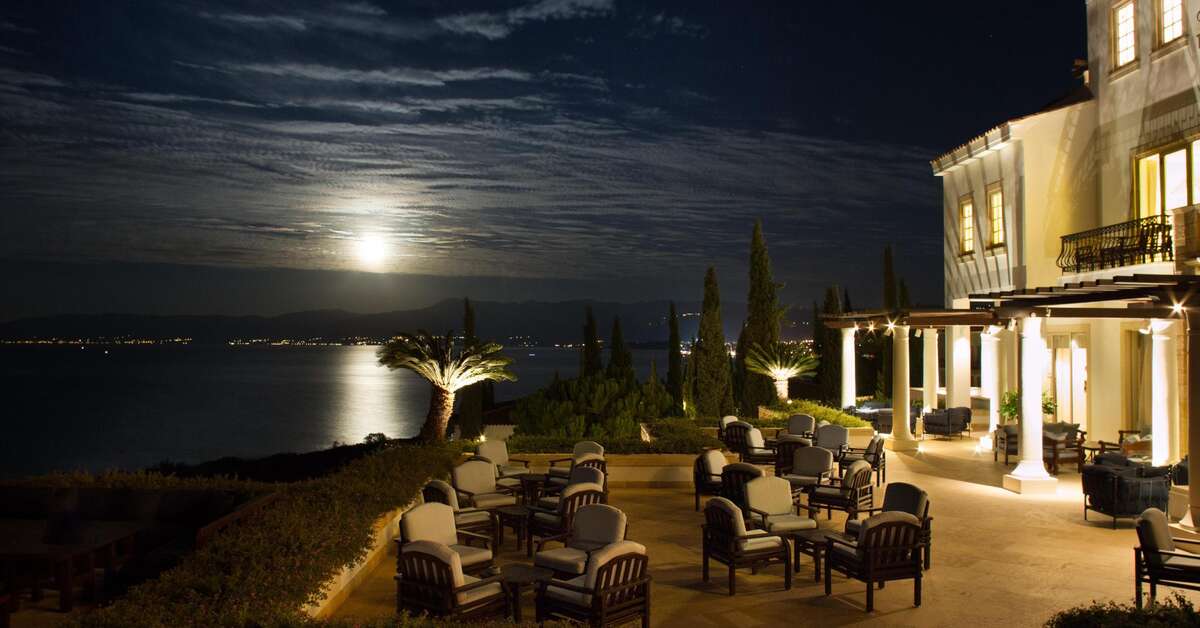 Een foto van het terras bij Anassa Hotel