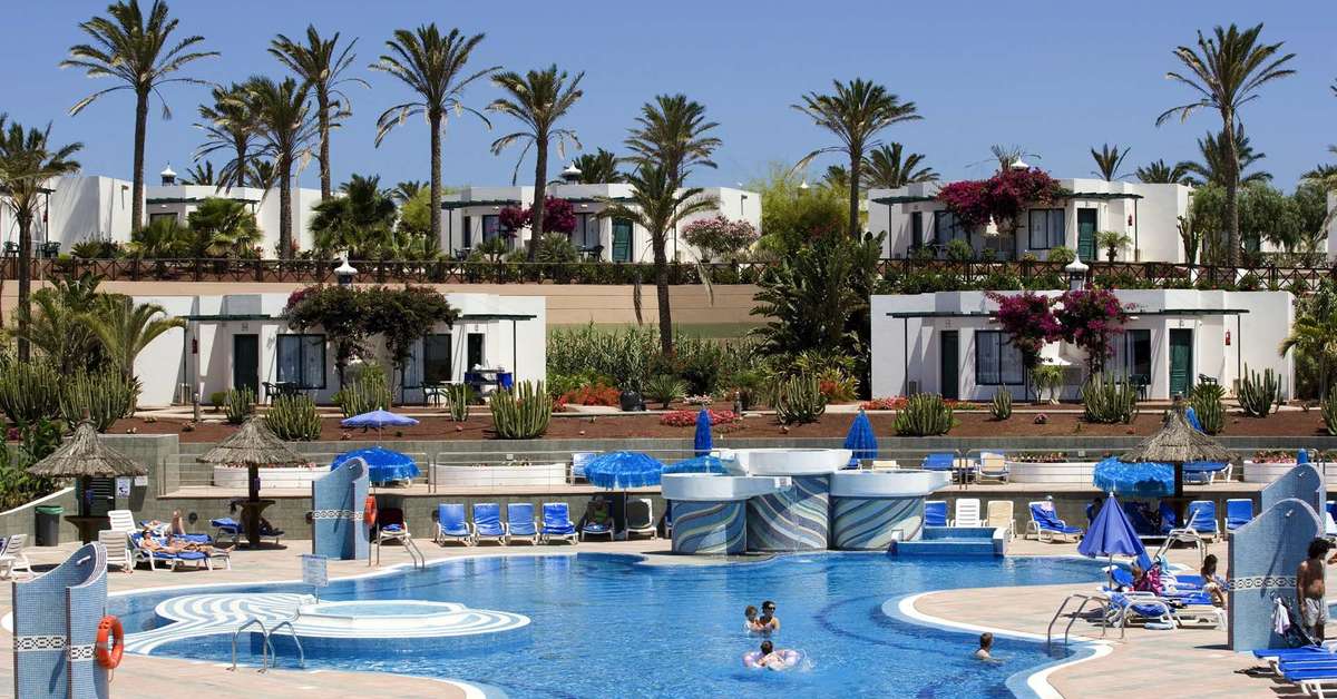 Een foto van het zwembad bij Club Playa Blanca Hotel