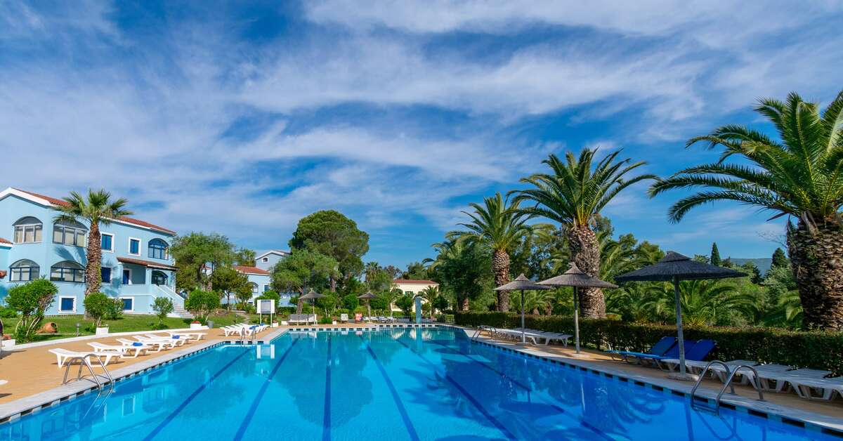 Een foto van het zwembad bij Govino Bay Corfu