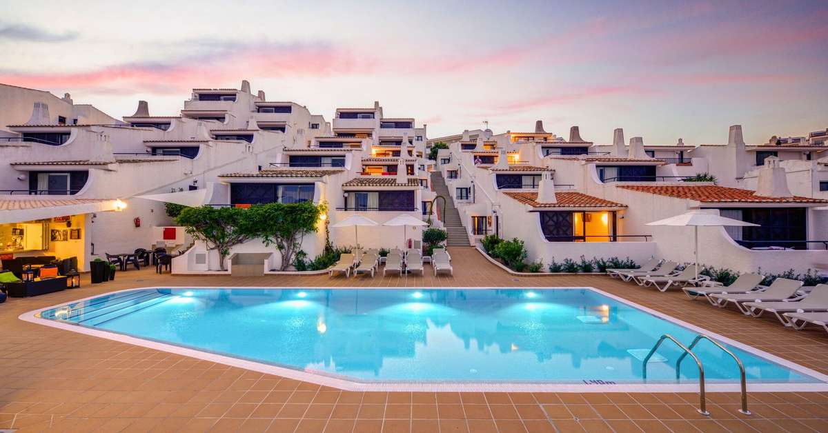 Een foto van het zwembad bij 3HB Golden Beach Appartementen