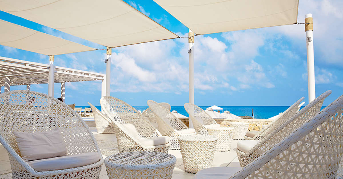 Een foto van het terras bij Grecotel Lux Me White Palace