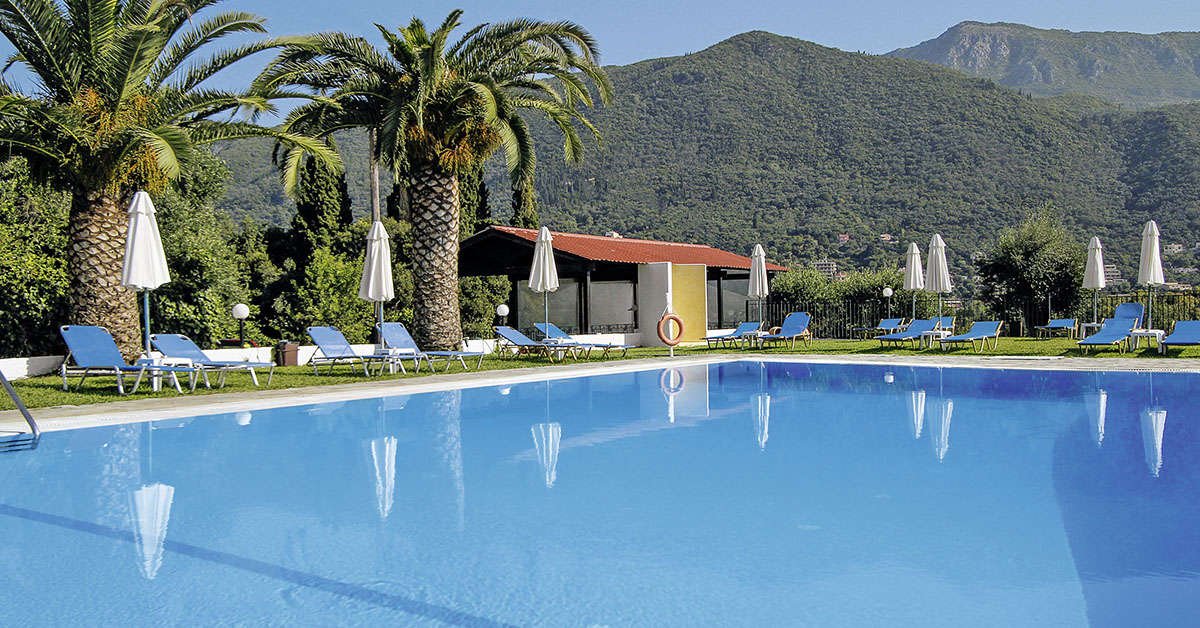 Een foto van het zwembad bij Hotel Yannis Corfu