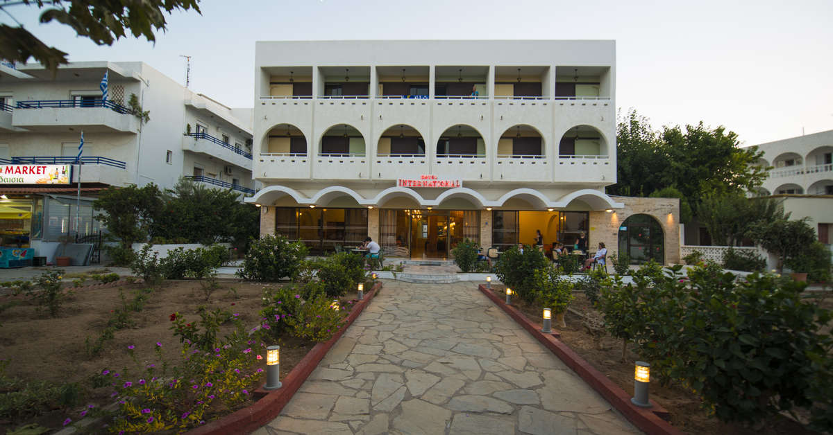 Een foto van de buitenkant van International Hotel