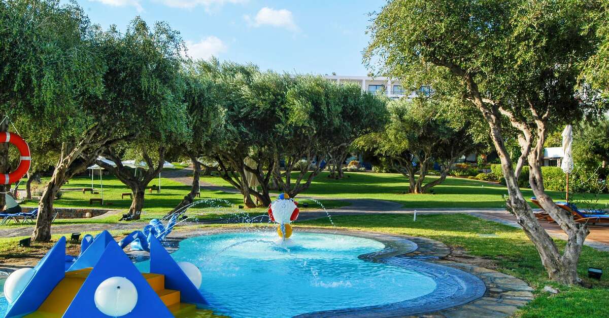 Een foto van het zwembad bij Elounda Bay Palace