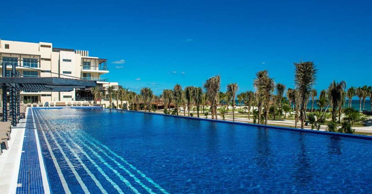 Een foto van het zwembad bij Royalton Riviera Cancun
