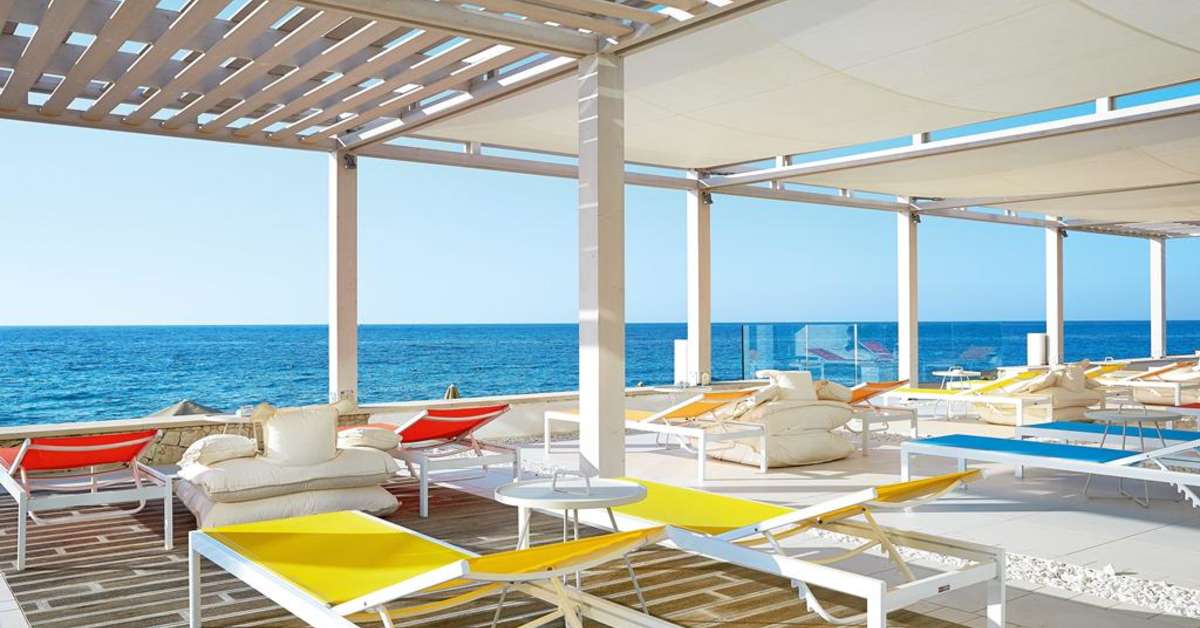 Een foto van het terras bij Grecotel Lux Me White Palace