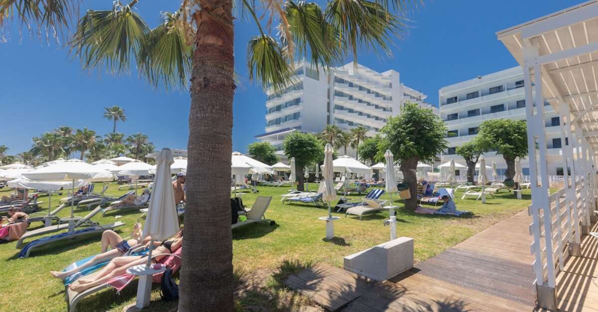 Ein Foto von der Terrasse im Iliada Beach Hotel