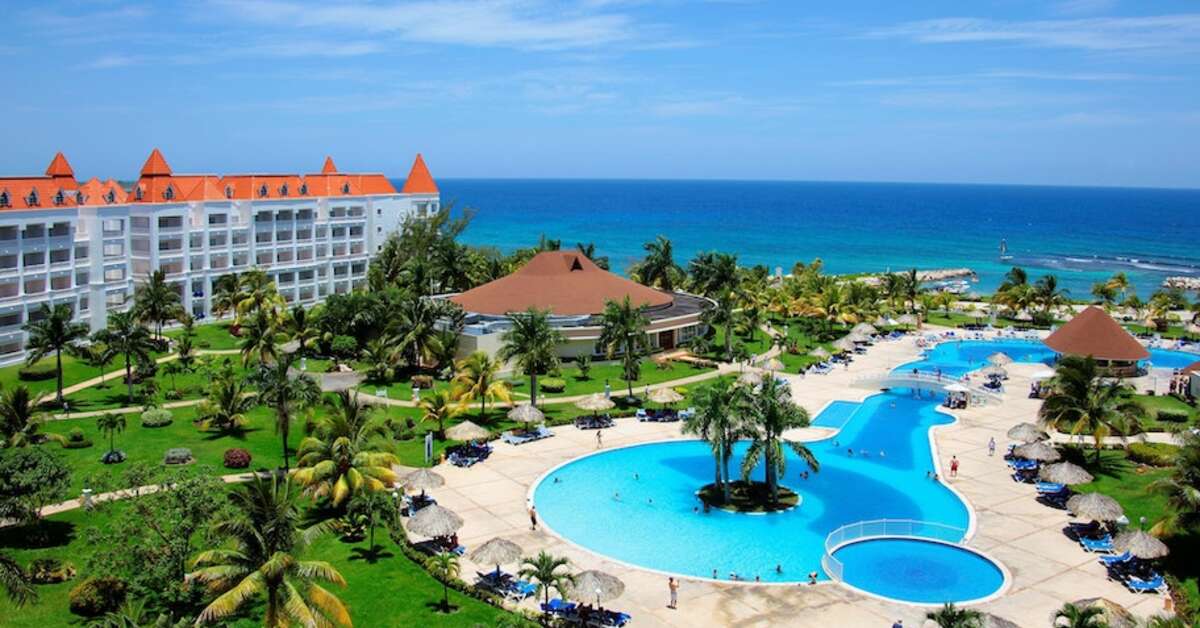 Een foto van het zwembad bij Grand Bahia Principe Jamaica