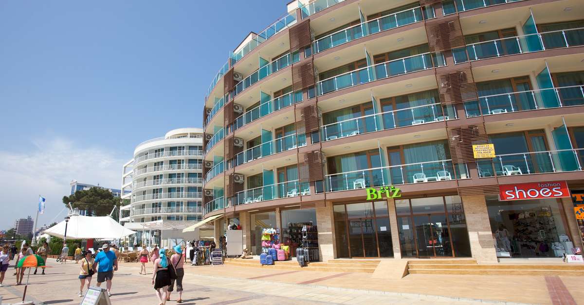 Een foto van de buitenkant van Seabreeze Hotel