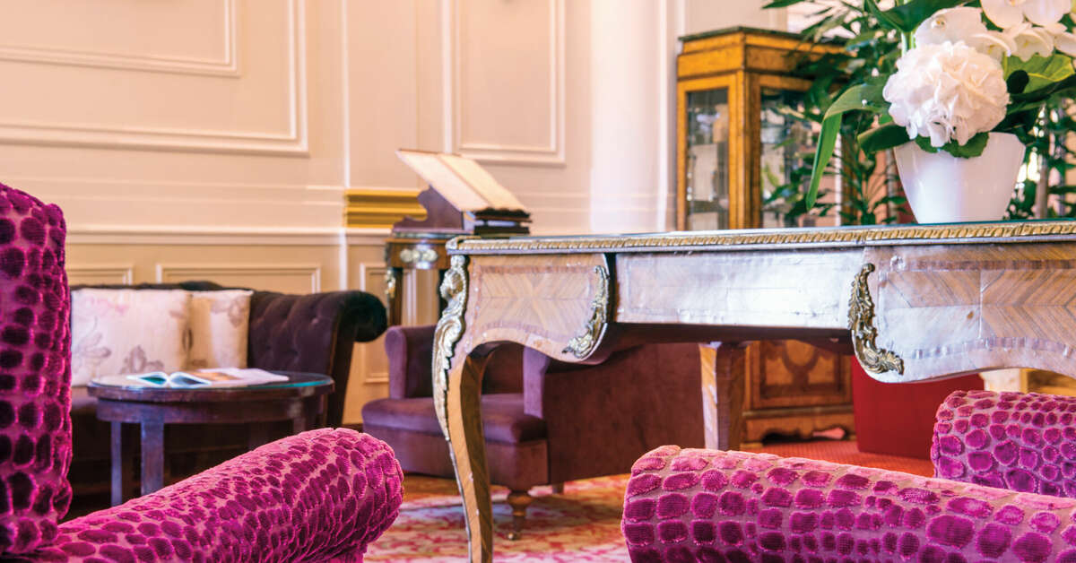 Een foto van het interieur van West End