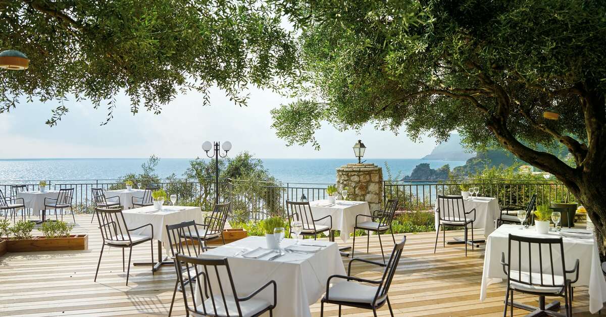 Een foto van het terras bij Pelekas Monastery