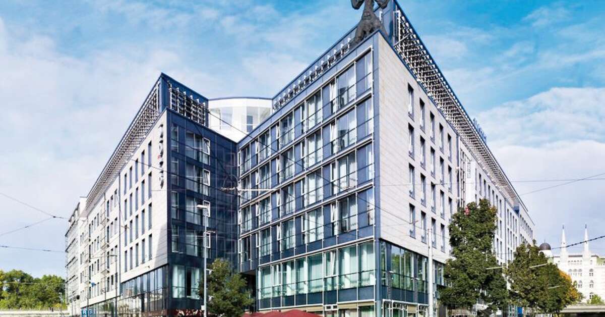 Een foto van de buitenkant van Art'Otel Dresden