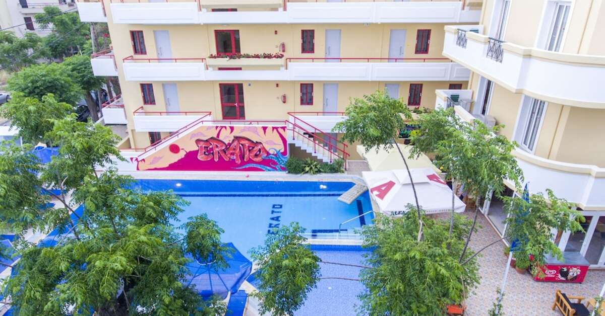 Een foto van het zwembad bij Erato Studios & Appartementen