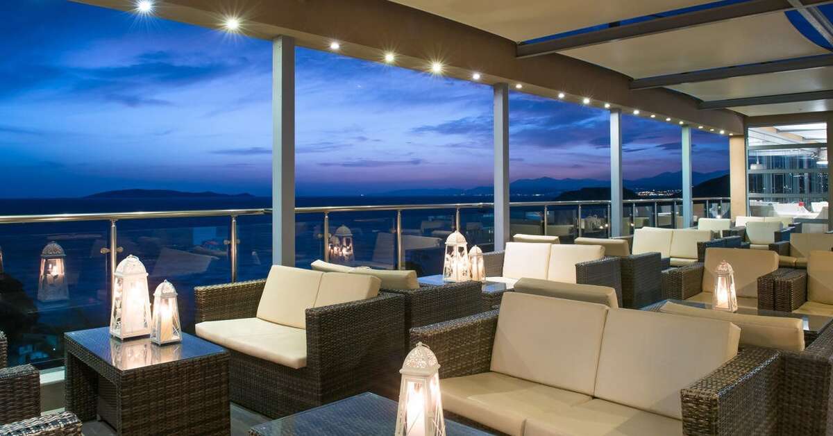 Een foto van het terras bij Blue Bay Resort & Spa