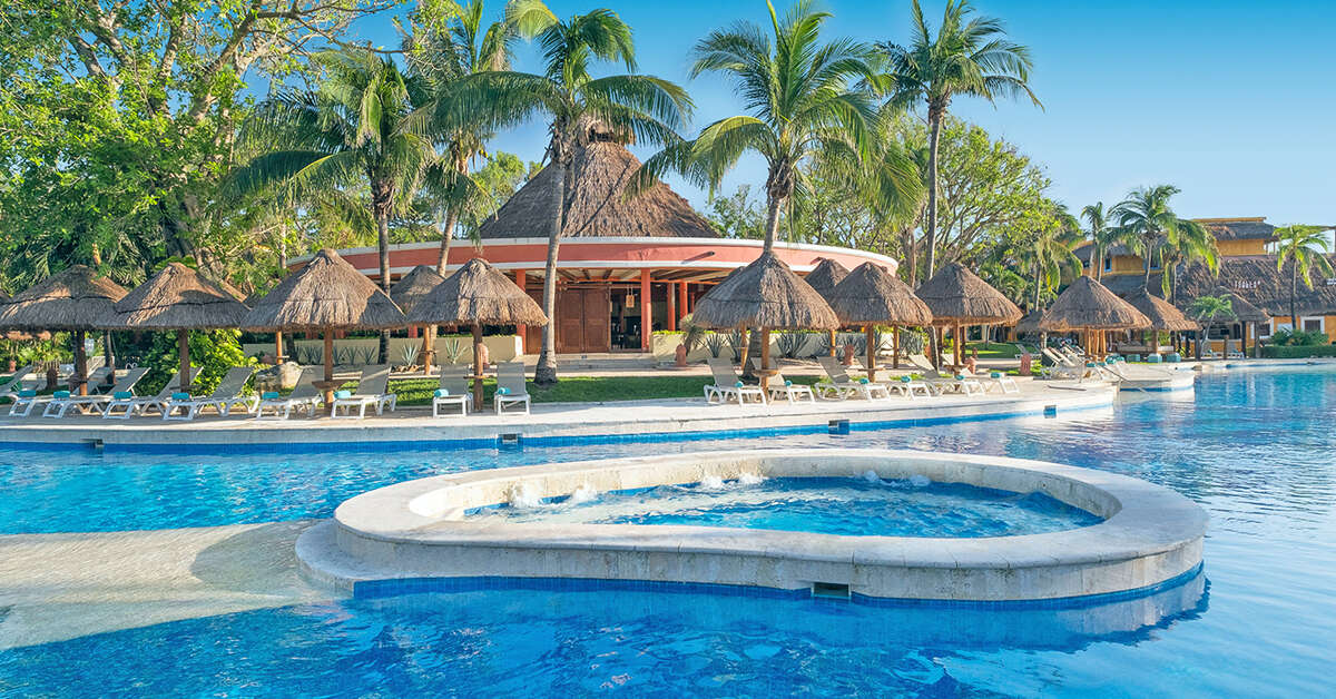 Een foto van het zwembad bij Iberostar Tucan