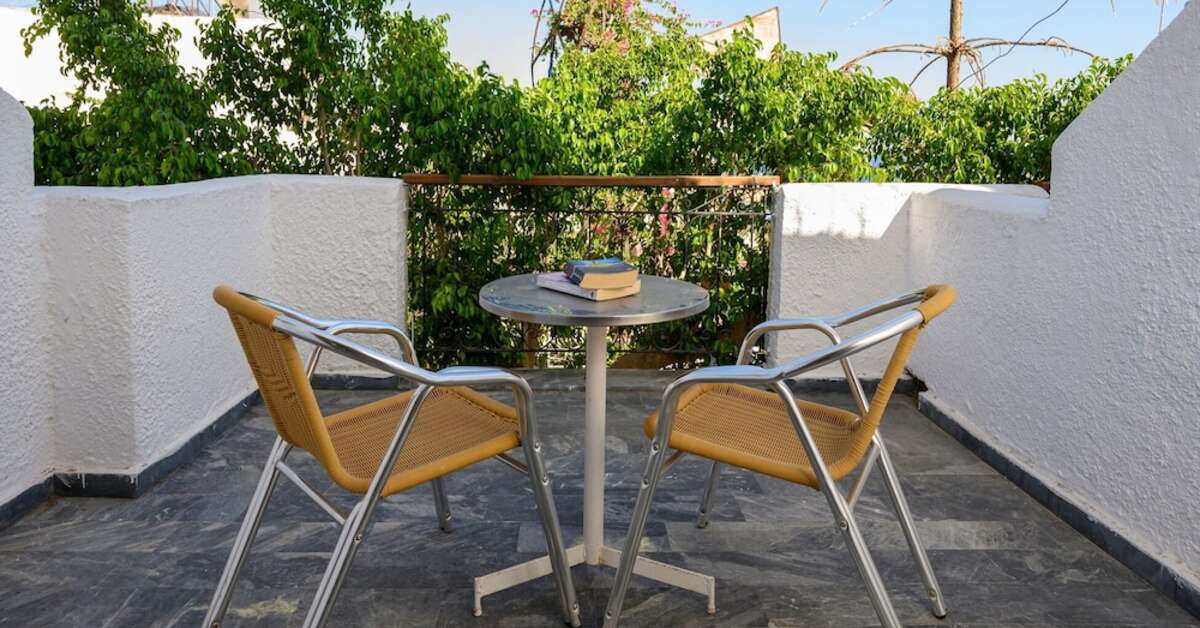 Een foto van het terras bij Adonis Hotel