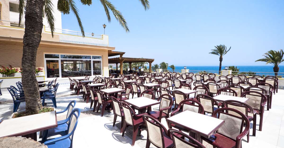 Een foto van het terras bij Playadulce Hotel
