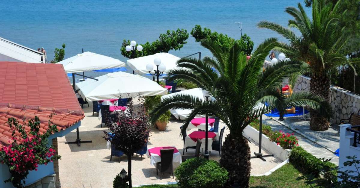 Een foto van het terras bij Hotel Astoria