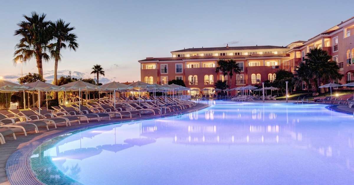 Ein Foto vom Pool im Grupotel Macarella Suites & Spa