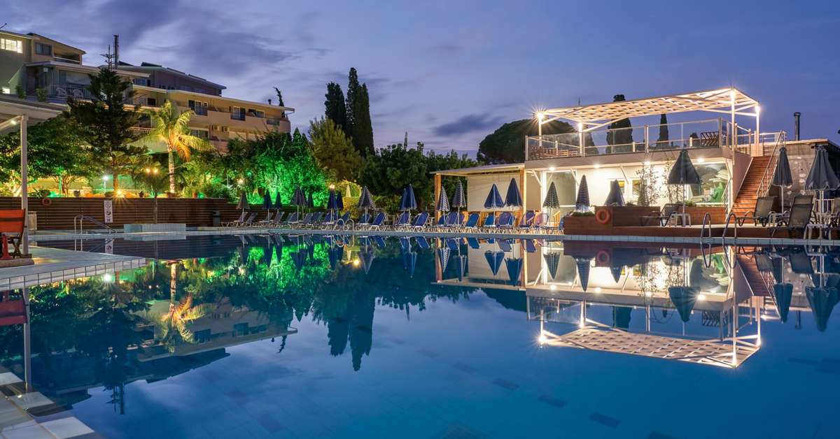 Ein Foto vom Pool im Koukounaria Hotel & Suites