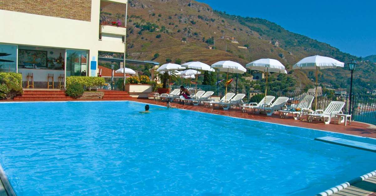 Een foto van het zwembad bij Bay Palace Hotel