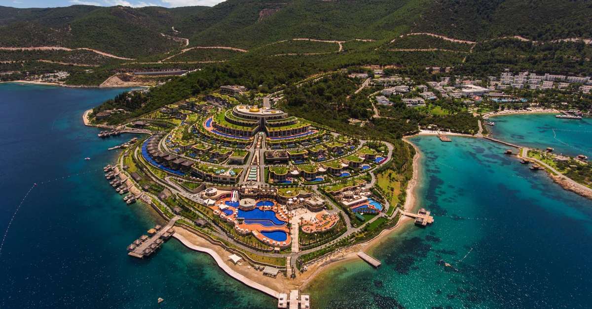 Een foto van de buitenkant van The Plaza Bodrum