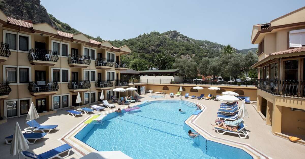 Een foto van het zwembad bij Belcehan Beach Hotel