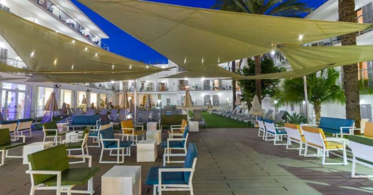 Een foto van het terras bij Eix Alcudia Hotel