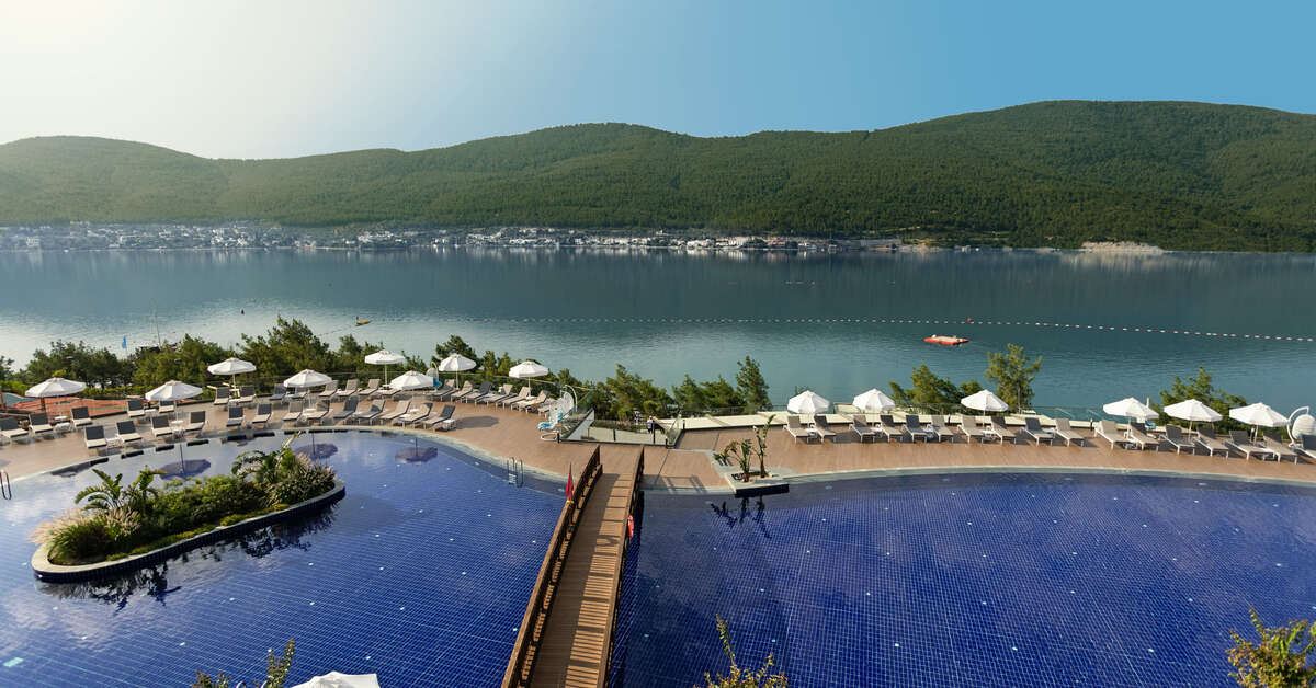 Een foto van het zwembad bij Titanic Luxury Collection Bodrum