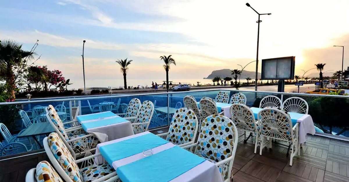 Een foto van het terras bij Alanya Mesut Hotel