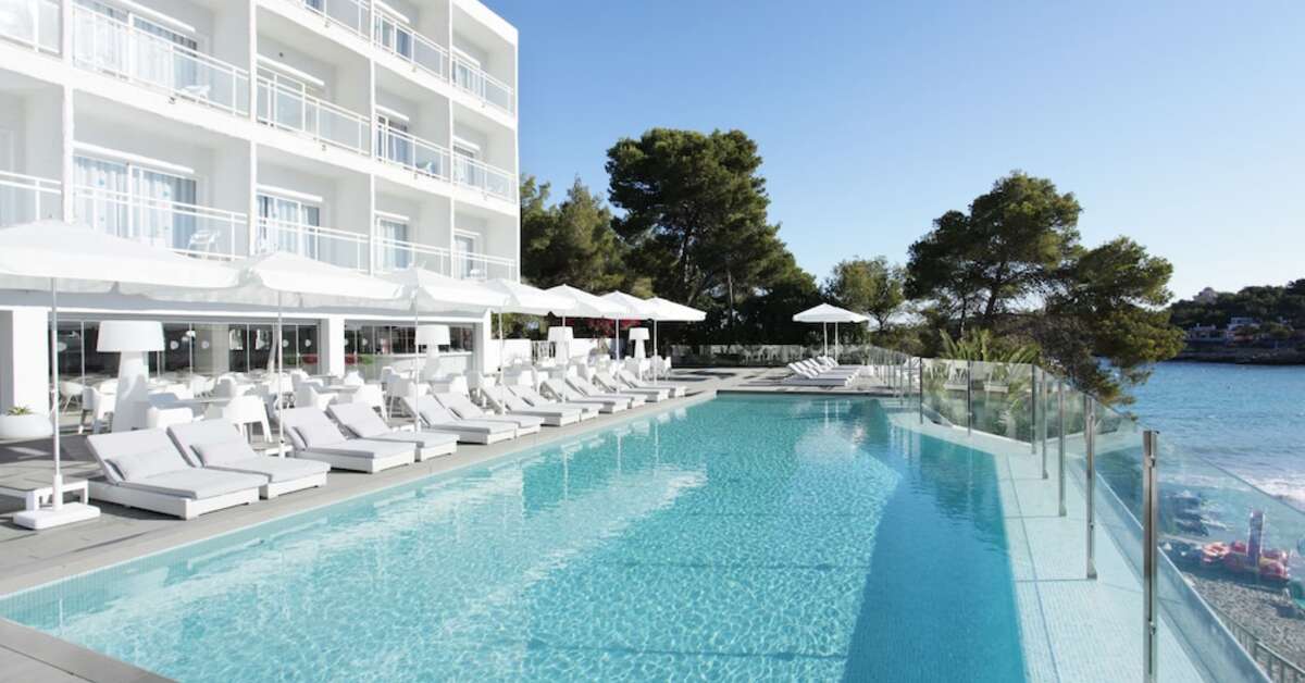 Een foto van het zwembad bij Grupotel Ibiza Beach Resort