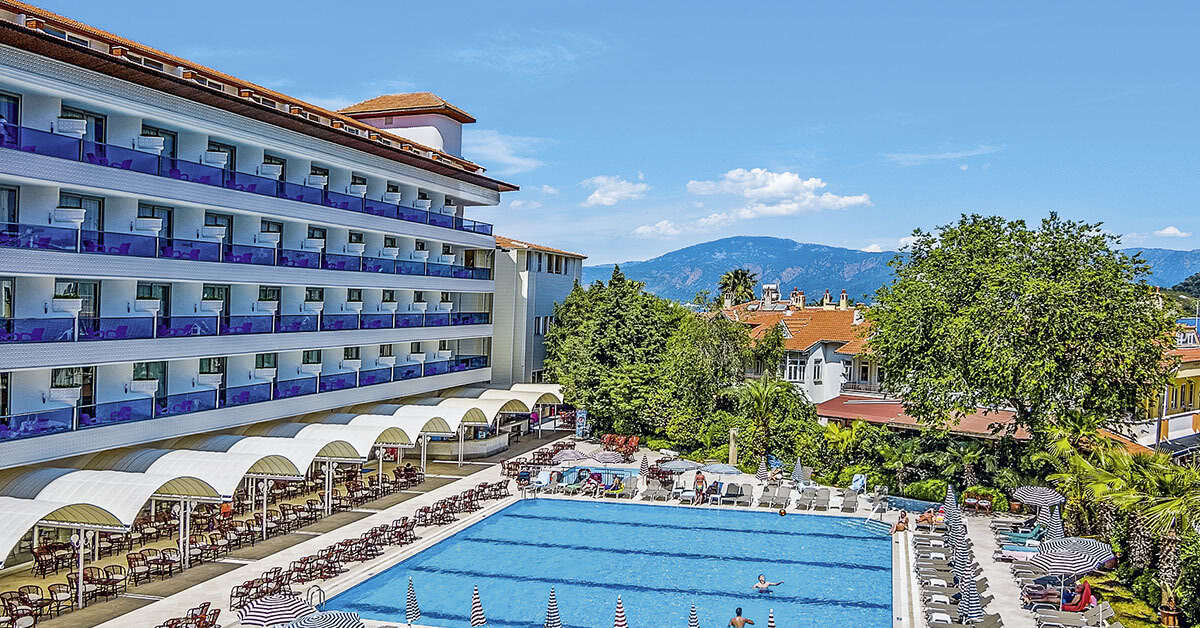 Een foto van het zwembad bij L'Etoile Hotel