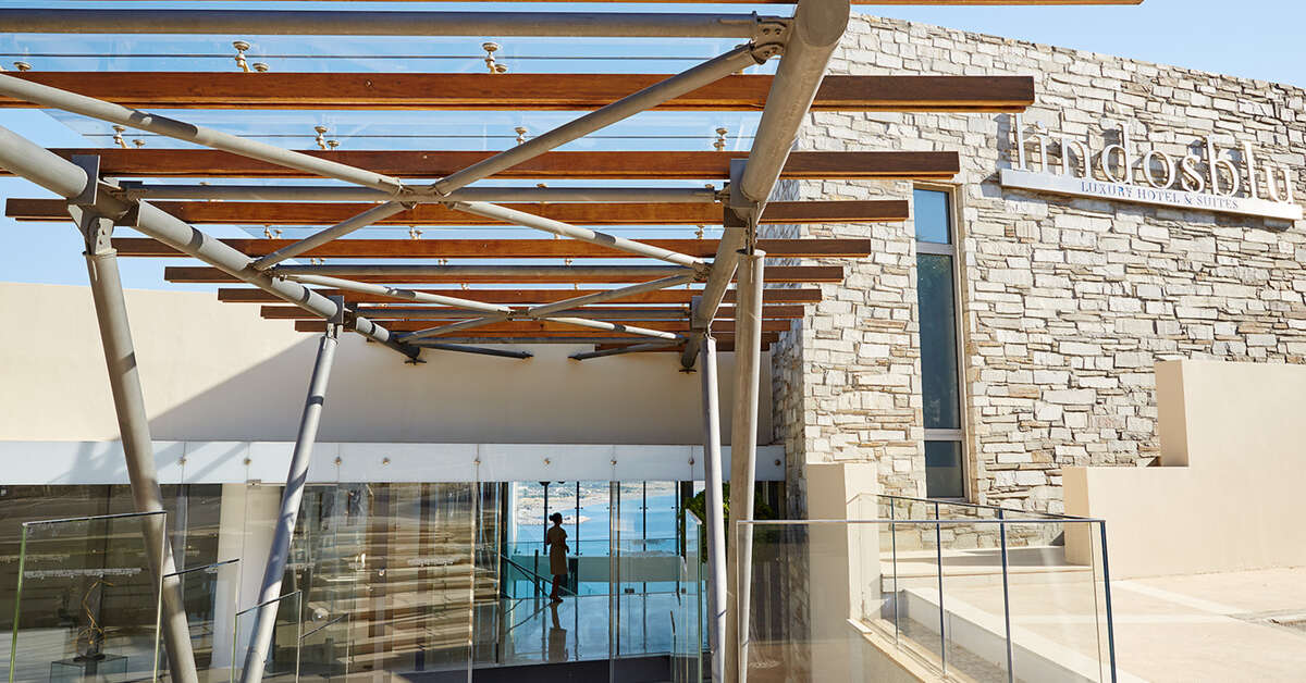 Een foto van de buitenkant van Lindos Blu Luxury Hotel & Suites