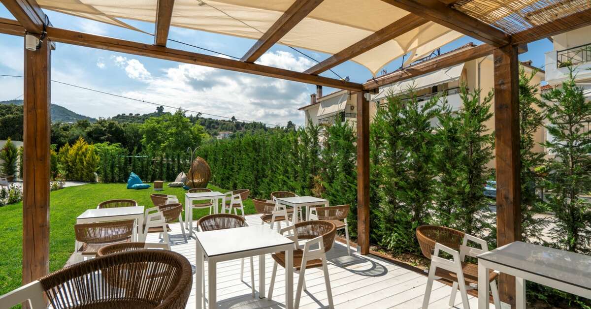 Een foto van het terras bij Mirablue Deluxe Residences