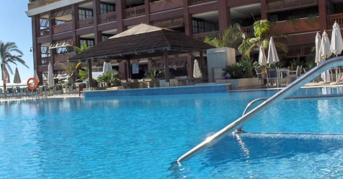 Een foto van het zwembad bij Gran Hotel Guadalpin Banus