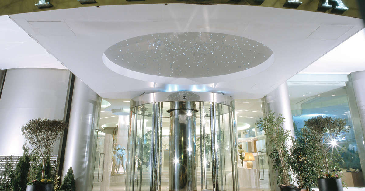Ein Foto von der Außenansicht des Titania Hotel