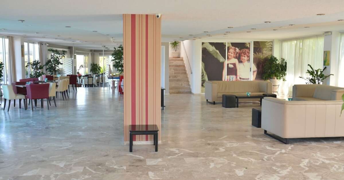 Een foto van het interieur van Costa Angela Seaside Resort