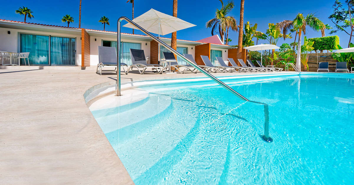 Een foto van het zwembad bij Sanom Beach Resort