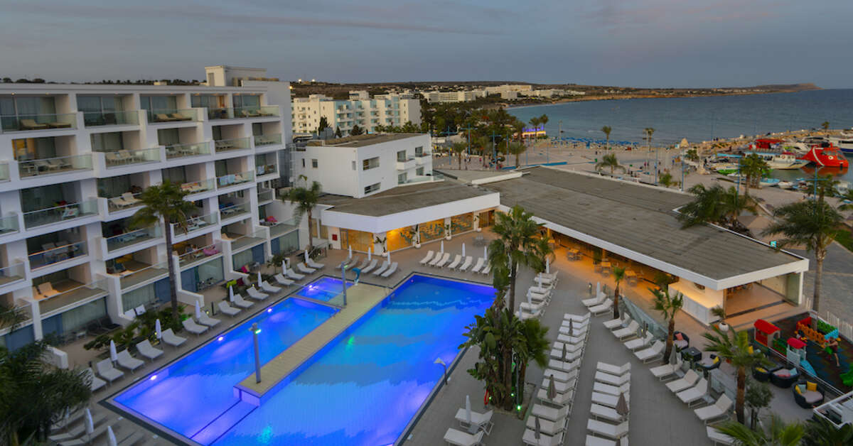 Een foto van het zwembad bij Limanaki Beach Hotel