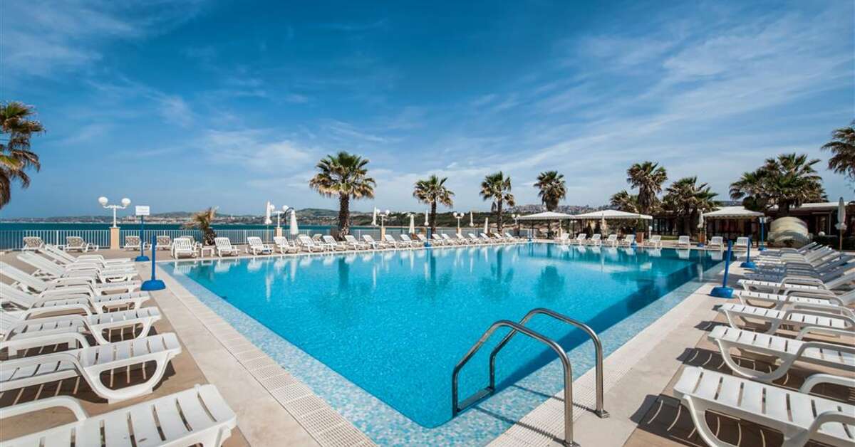 Een foto van een overzicht van Dioscuri Bay Palace